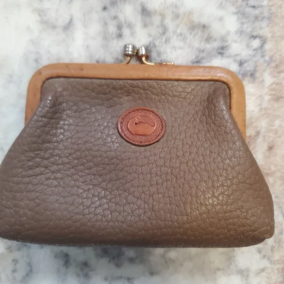 Rare Vintage Dooney & Bourke All Weather Leather Taupe KissLock Coin Purse/Pouch - Picture 2 of 10